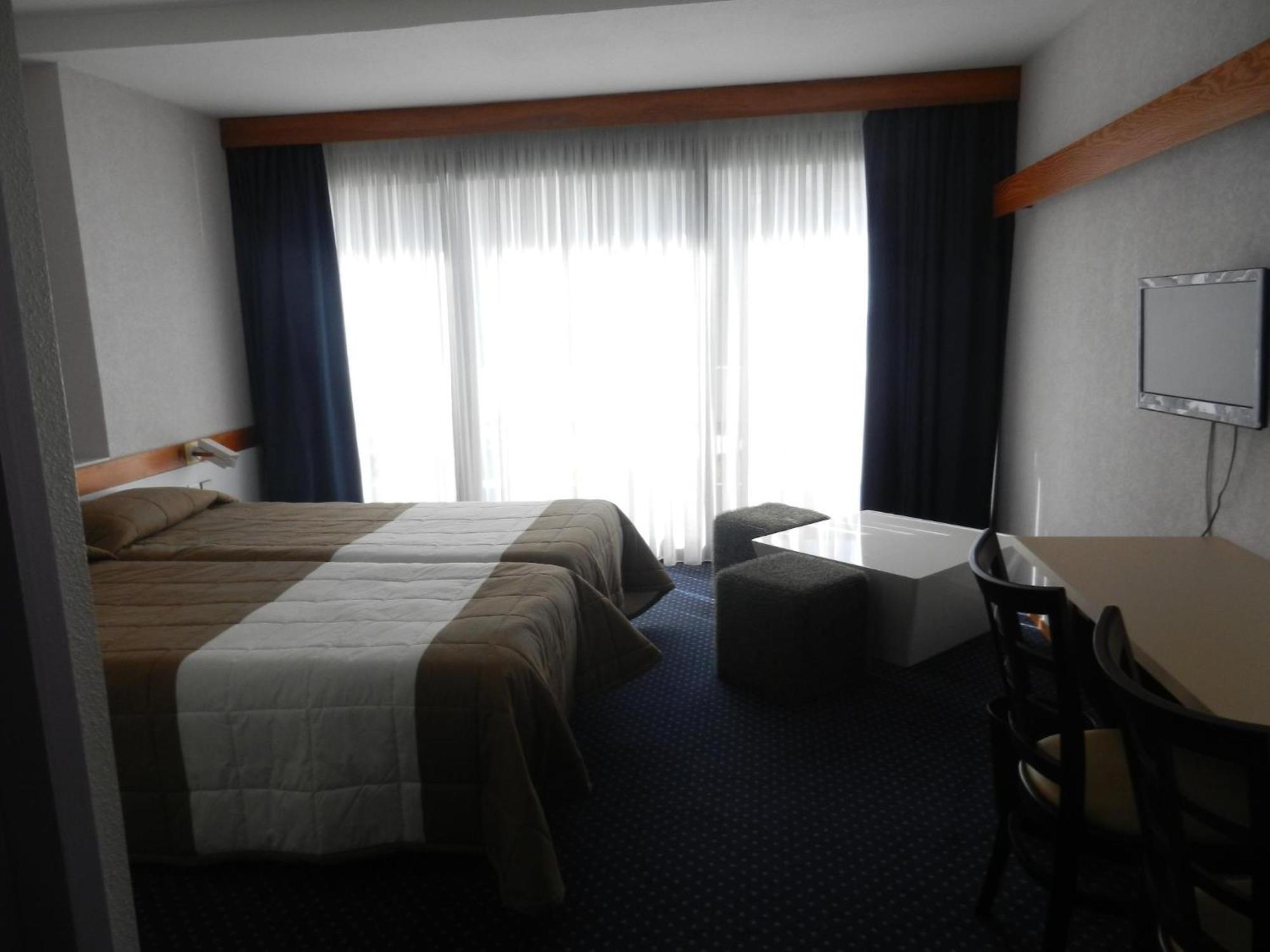 Hotel Dupleix - Hyper Centre - Parking Et Garage Gratuit Кимпер Екстериор снимка